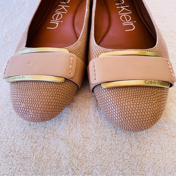 Calvin Klein Oneta genuine leather Tan
Flats with Textured Toe Cap SIZE 9 - Picture 10 of 11